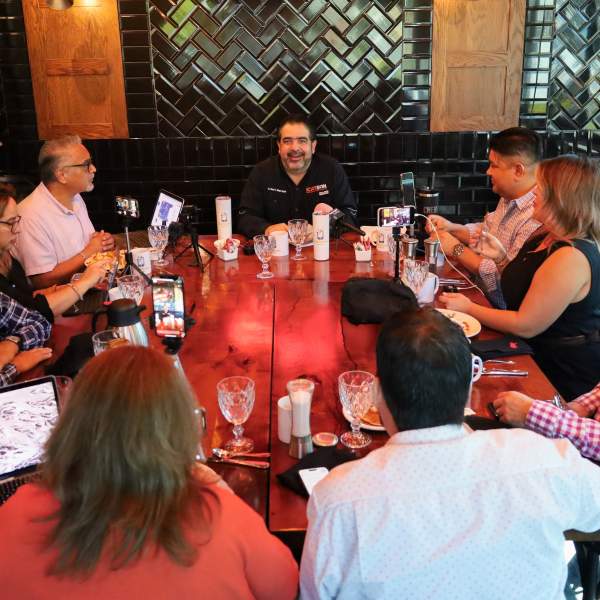 Icatson presente en mesa de periodistas.